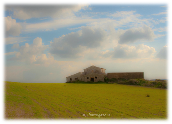 Stone Farmhouse in a field in Southeast Sicily, copyright Jann Huizenga
