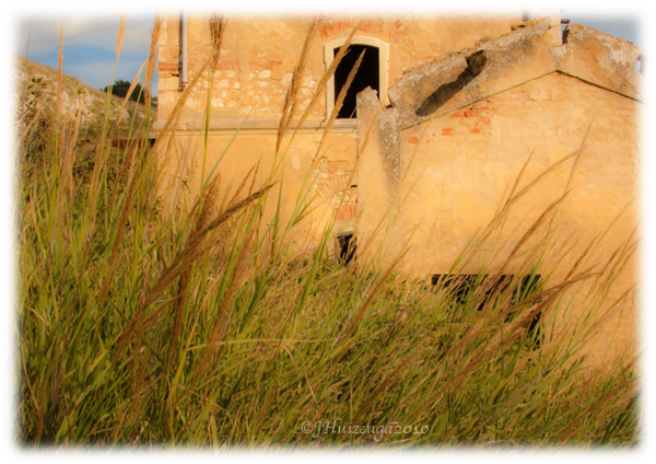 Abandoned house in a field in southeast Sicily, copyright Jann Huizenga