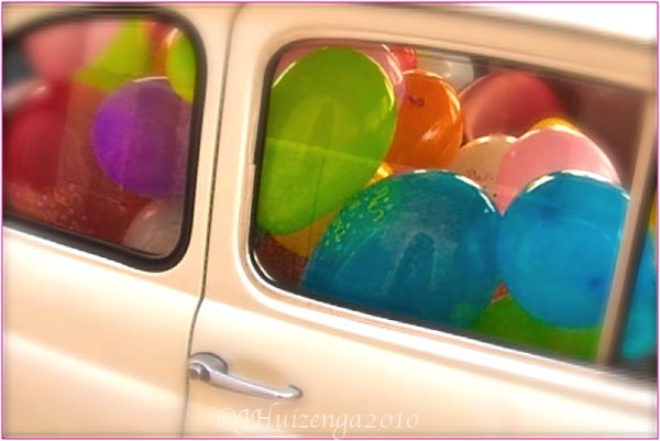 Wedding Balloons in Fiat 500 in Sicily, Copyright Jann Huizenga