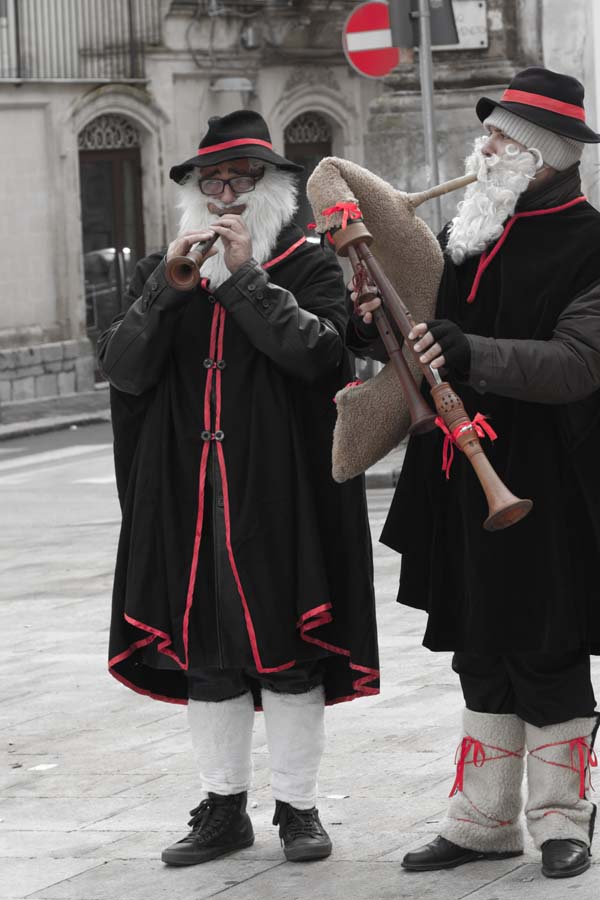 Sicilian Musicians at Christmas, copyright Jann Huizenga