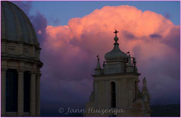 Pink Cloud in Ragusa Ibla, Sicily, copyright Jann Huizenga
