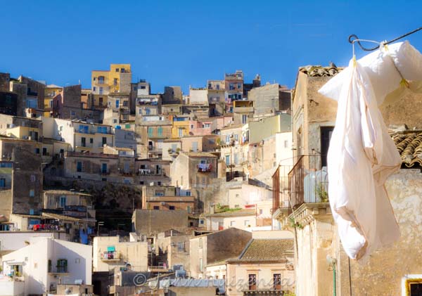 Duvet hung out to air in Ragusa Ibla, Sicily, copyright Jann Huizenga