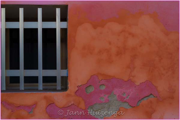 Pink Wall in Ragusa Ibla, Sicily, copyright Jann Huizenga