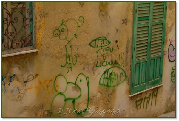 Green graffiti in Sicily, copyright Jann Huizenga