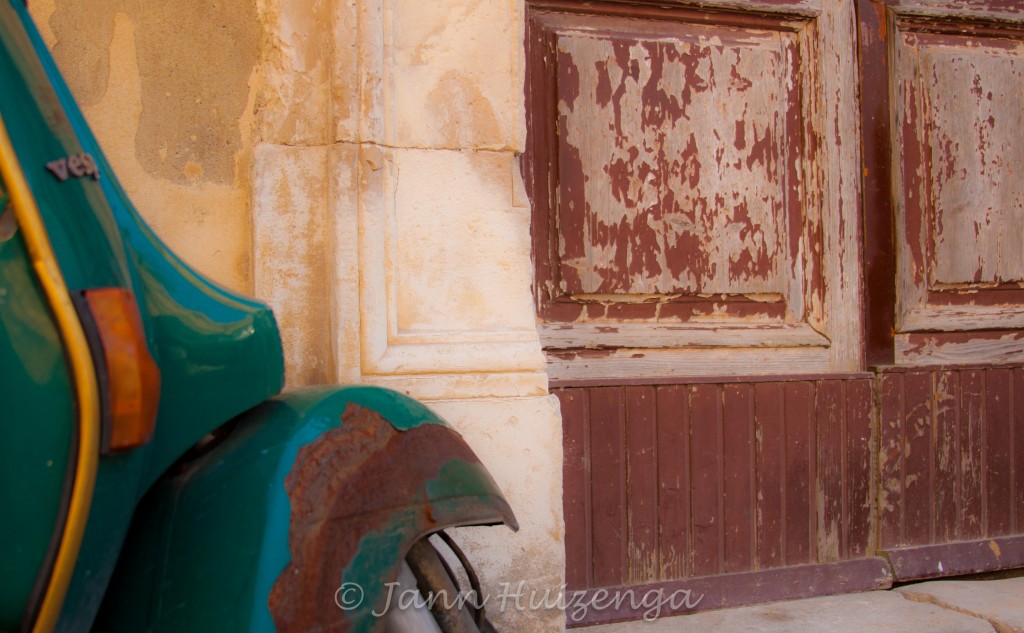 Old Rusty Vespa in Sicily, copyright Jann Huizenga