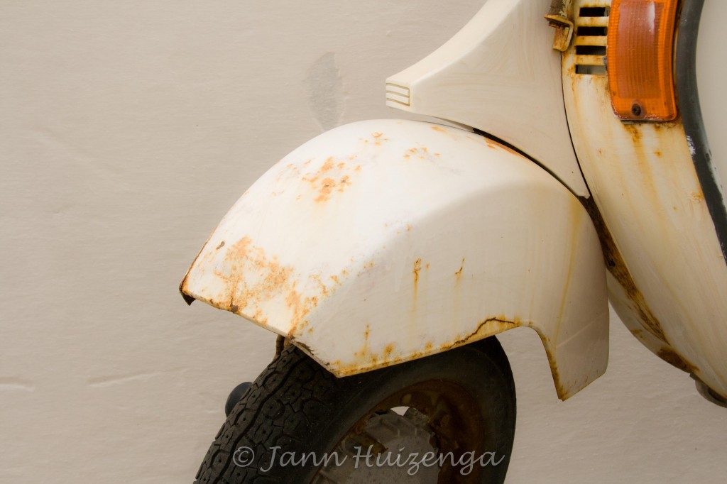Rusty White Vespa in Sicily, copyright Jann Huizenga