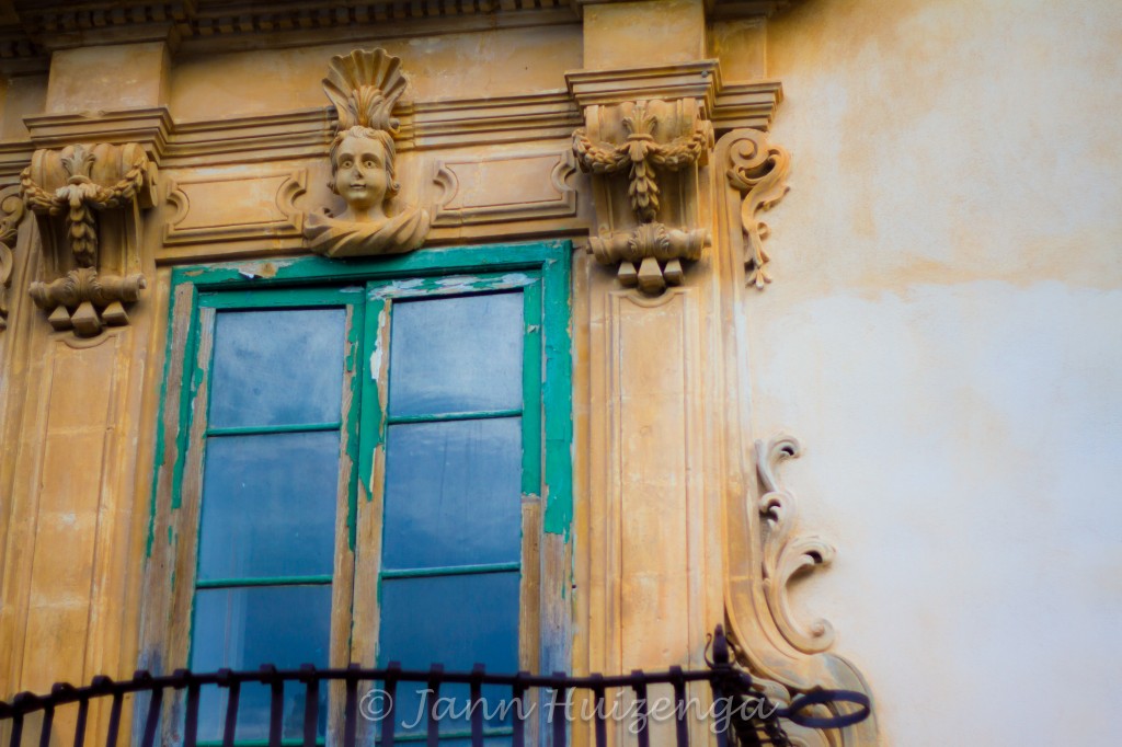 Window in Scicli, Sicily, copyright Jann Huizenga