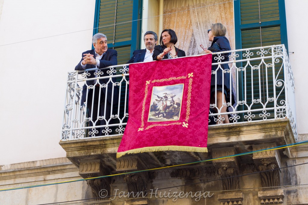 Festa di San Giorgio, people watching from balcony; copyright Jann Huizenga