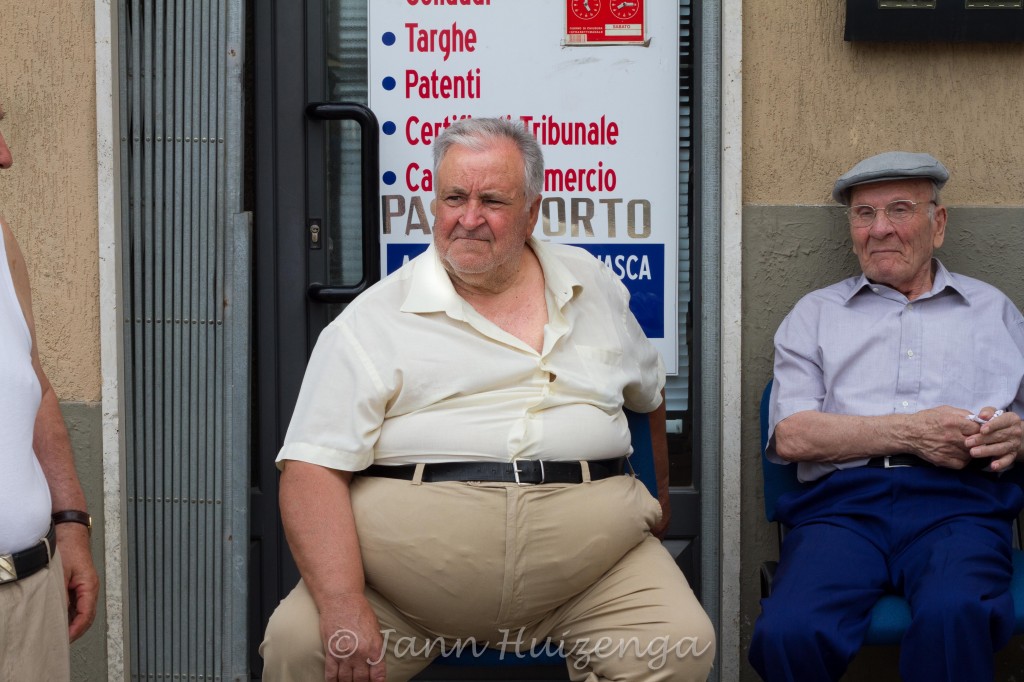 Men Wait for San Paolo to parade by in Palazzolo Acreide, copyright Jann Huizenga